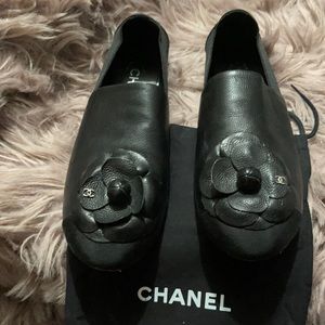 Camellia accent leather mocacins